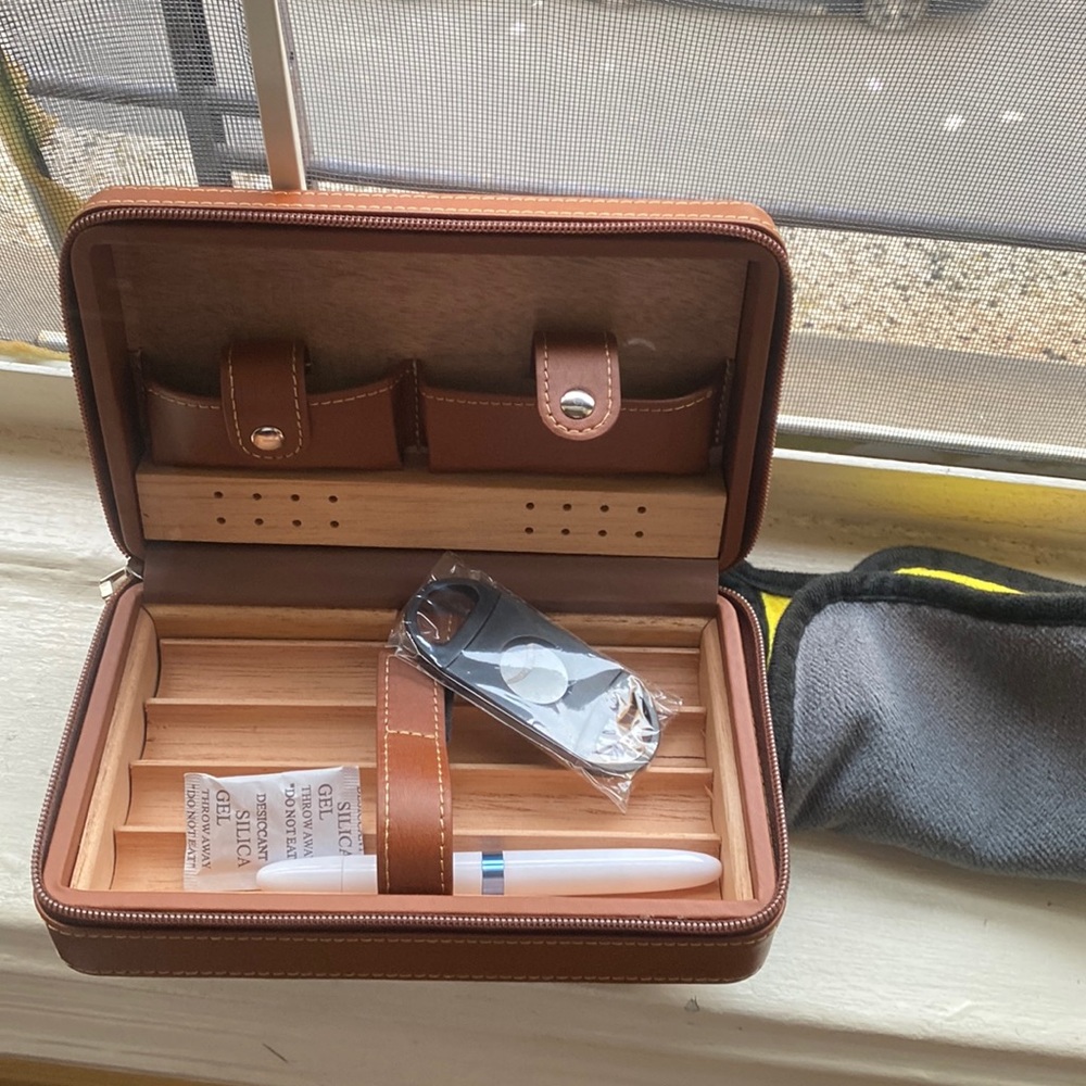 Portable Cigar Humidor for Travel and Men's Gifts